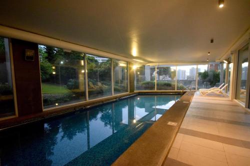 a swimming pool in the middle of a house at Departamentos Alto Libertad in Viña del Mar