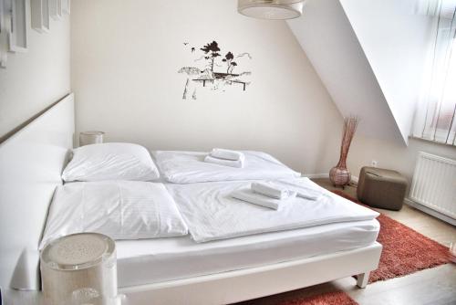 a white bed in a white room with white sheets at Lagunenstadt am Haff - Fewo 161 Arielle in Ueckermünde