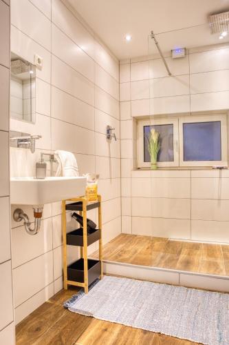 a bathroom with a sink and a shower at Krumpes Quarters in Weiden