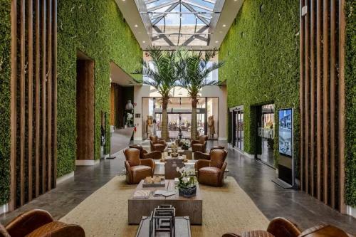 Elegant Home w 3 En Suites & Breathtaking View photo 29