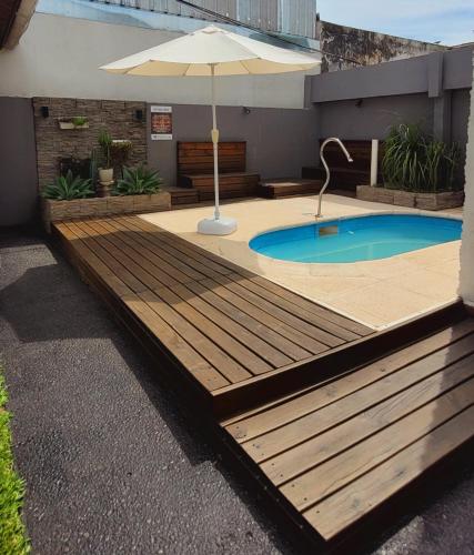 Swimmingpoolen hos eller tæt på Bungalows Ailen