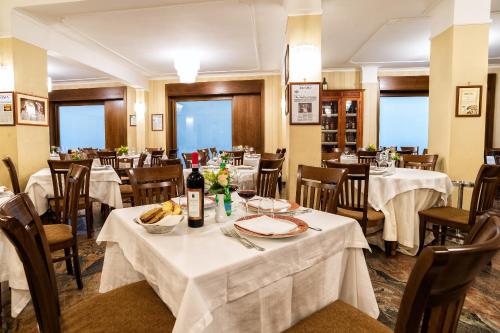 Hotel Ristorante Donatoにあるレストランまたは飲食店