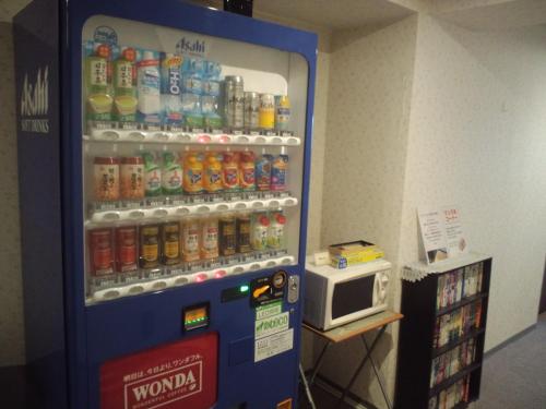 a vending machine filled with drinks and a microwave at Hotel Togane Hills in Tōganemachi