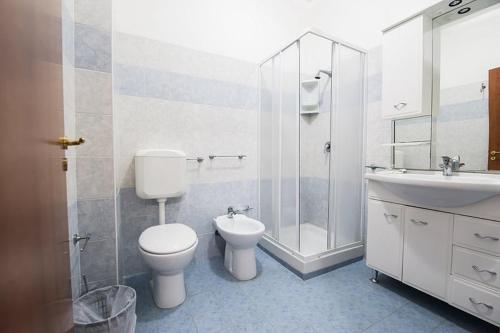 a bathroom with a toilet and a shower and a sink at Fruit Village Capo Rizzuto S Antonio in Capo Rizzuto