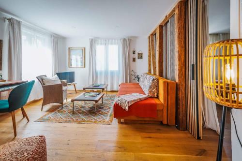 a living room with a couch and a table at Modernes Apartment OLIVE Stilvoll und zentral in Besigheim in Besigheim