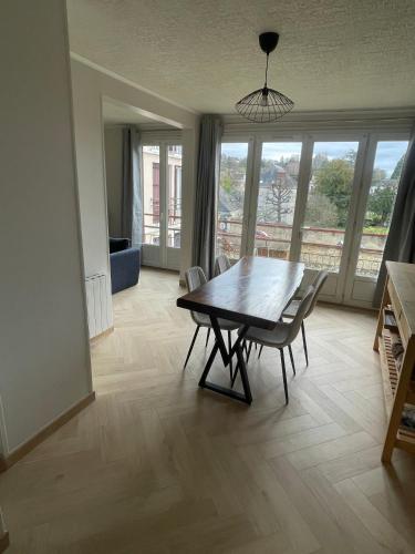 T2 design & cosy avec vue château, Centre et gare à pied, Parking gratuit