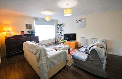 a living room with two couches and a tv at Spacious 3 Bedroom Home Ample Parking Near Shops in Bridgemary