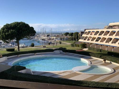 Appartement refait 2 pièces avec piscine et parking - FR-1-731-106