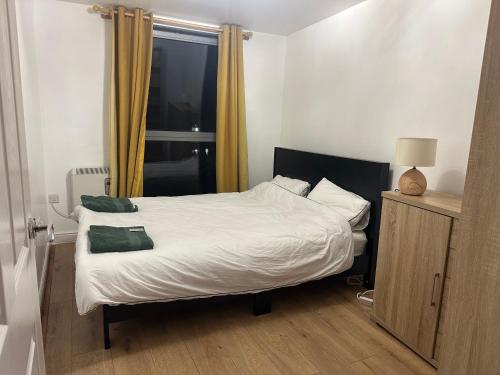 a bedroom with a bed and a window at Ganmos Place in Bracknell