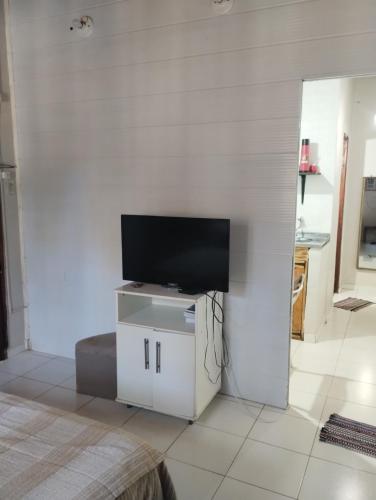 a living room with a tv on a white wall at Alojamiento Pichinchas in Paso de los Libres