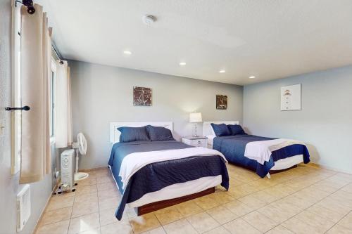 a bedroom with two beds in a room at Sea Treasures Inn #102 in Rockaway Beach