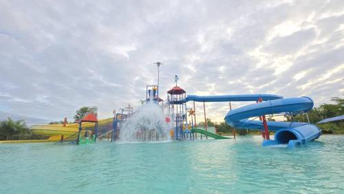 Kolam renang di atau di dekat LKH Motel