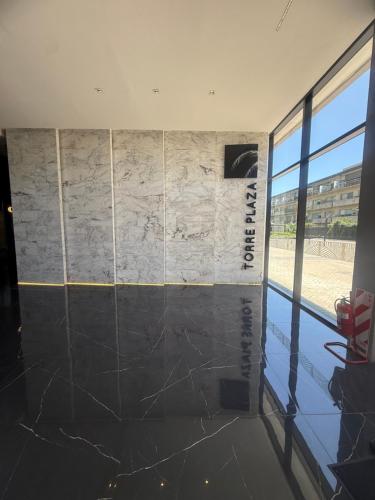 a room with a marble wall and a window at Brickell 3A in Tigre