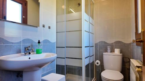 a bathroom with a sink and a toilet at Casa Maldivas - Cerca playa de Barro/ Niembro in Posada de Llanes