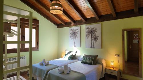 a bedroom with two beds in a room at Casa Maldivas - Cerca playa de Barro/ Niembro in Posada de Llanes