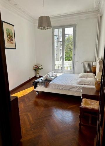 Stunning large 2 bedroom with AC photo 2