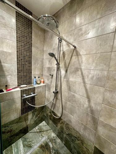 Stunning large 2 bedroom with AC photo 3
