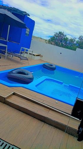 a blue mat with two tires on a deck at Espaço Bezerra in Itaquaquecetuba
