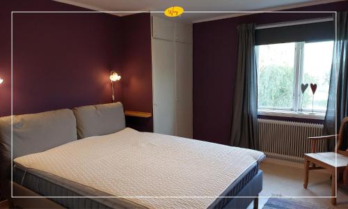 a bedroom with a bed and a window at Woxy Prilutta in Voxnabruk