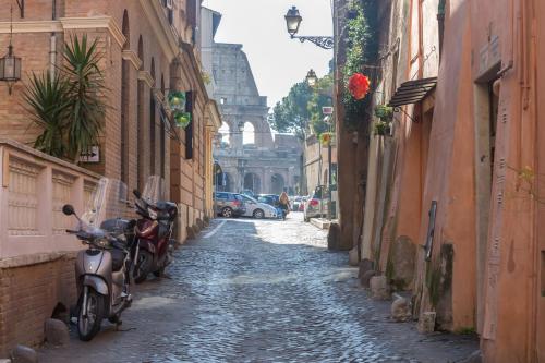 Charming Roman home by the Colosseum