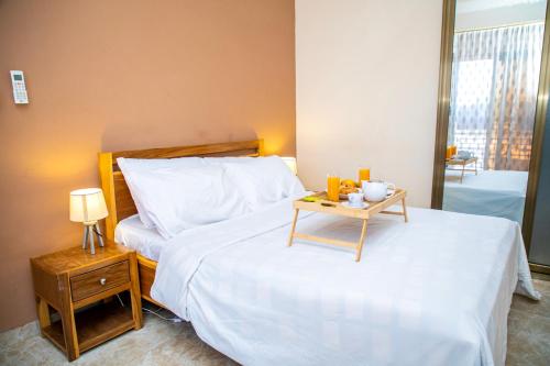 เตียงในห้องที่ Cosy