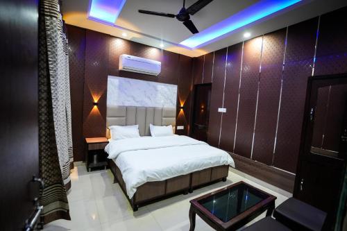 a bedroom with a large bed with a ceiling at Hotel Blessing Inn in Jalandhar