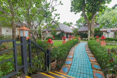 Ein Garten an der Unterkunft Chiangkhong Teak Garden Riverfront Onsen Hotel- SHA Extra Plus
