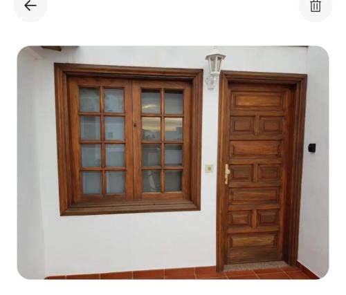 a door and a window on a white wall at Apartamentos Punta Mujeres alto derecha in Punta Mujeres