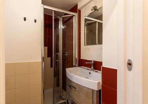 a bathroom with a sink and a shower at 100 Mq, Free Parking, Charming House Ponte Coperto in Pavia