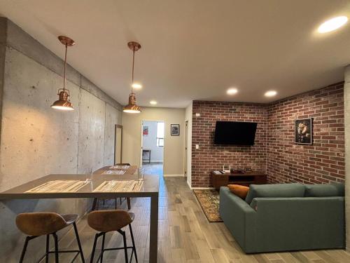 a kitchen and living room with a brick wall at Espectacular depa en el Barrio in Monterrey