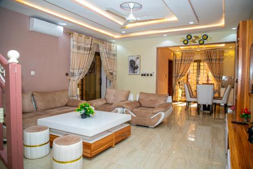 Royal في واغادوغو: غرفة معيشة بها أريكة وطاولة