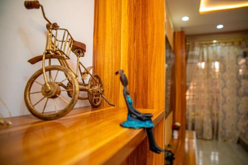 Royal في واغادوغو: تمثال صغير لدراجة على رف خشبي