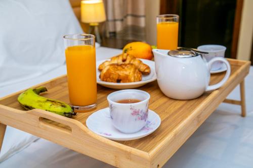 Royal في واغادوغو: صينية خشبية مع طعام الإفطار وعصير البرتقال