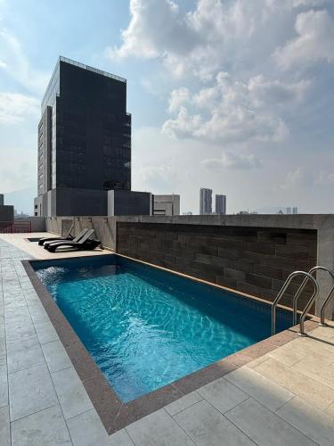 a swimming pool on the roof of a building at Espectacular depa en el Barrio in Monterrey