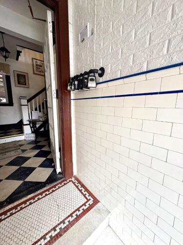 aoyer with a white brick wall and a tile floor at The Traveler Suite C1 in Hartford