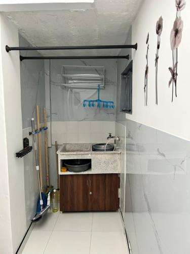 a small kitchen with a sink and a counter at Turismo y Comercio a 5min I Ubicación estratégica in Manizales