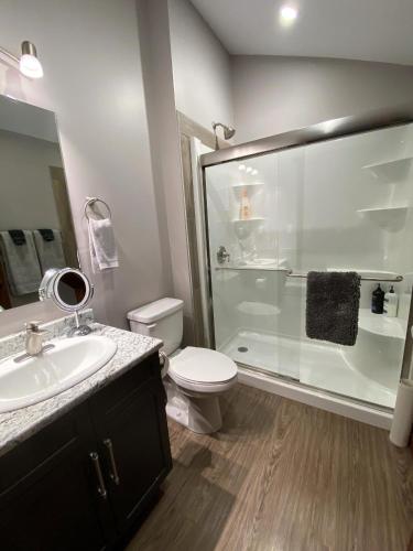 ein Badezimmer mit Dusche, Toilette und Waschbecken in der Unterkunft Wolf Den in Valemount