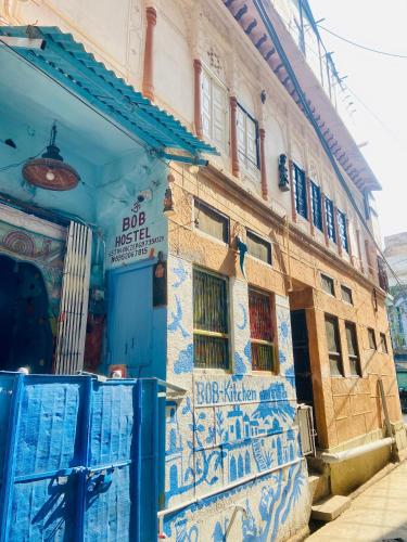 un bâtiment avec des carreaux bleus et blancs dans l'établissement Bob hostel, à Jodhpur