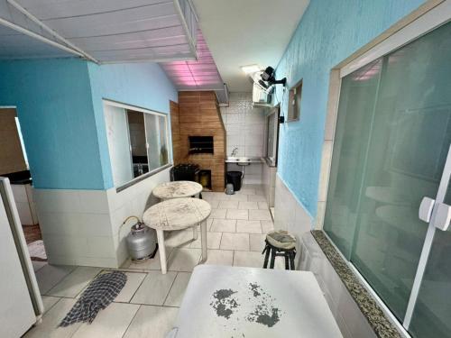 a bathroom with blue and white walls and a sink at Sol e Mar BC in Balneário Camboriú