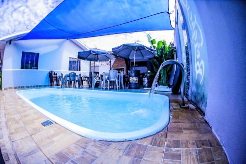 a swimming pool with a tub in a house at Casa grande com piscina área gourmet in Cascavel