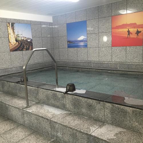 a jacuzzi tub in a building with at Hotel Hokke Club Shonan Fujisawa in Fujisawa