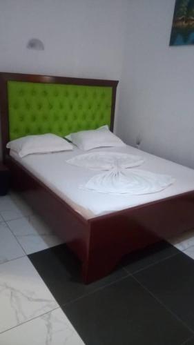 Llit o llits en una habitació de Diaspora hôtel
