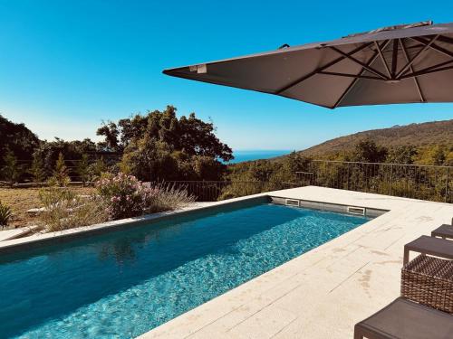 Villa in Hanglage mit Pool und Meerblick