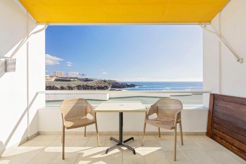 Beachfront 1BR with Balcony, Pool & Parking Ancla