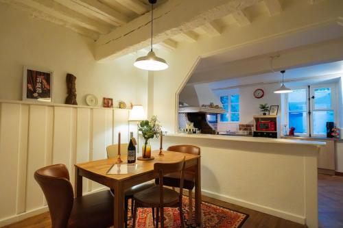 Cosy Traditional Old Stone Townhouse in Bastide