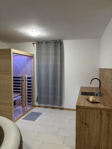 a room with a kitchen with a sliding glass door at Kuća za odmor Kiara in Kolarec