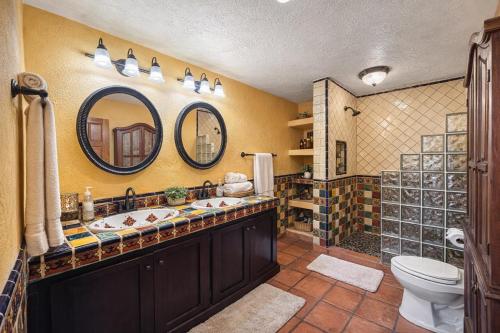 a bathroom with two sinks and a shower and a toilet at Penthouse Water View in Puerto Peñasco