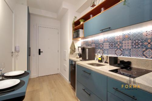 a kitchen with a sink and a counter top at Raízes Studios Tatuapé – Mitre 4 in São Paulo