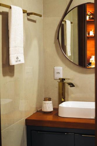 a bathroom with a sink and a mirror at Chalé Mont Valle in Bom Jardim da Serra