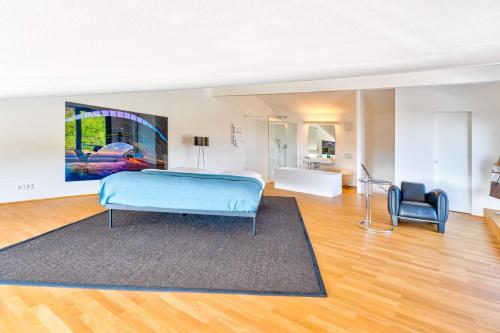 a bedroom with a blue bed and a chair at Villa Bambou bei Cannes mit Blick auf Cap Antibes in Vallauris